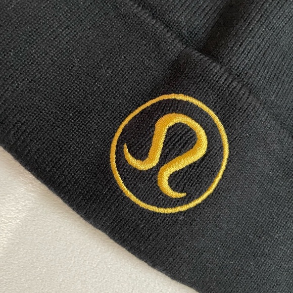NWT Lululemon Warm Revelation Beanie Black Gold - Picture 5 of 7
